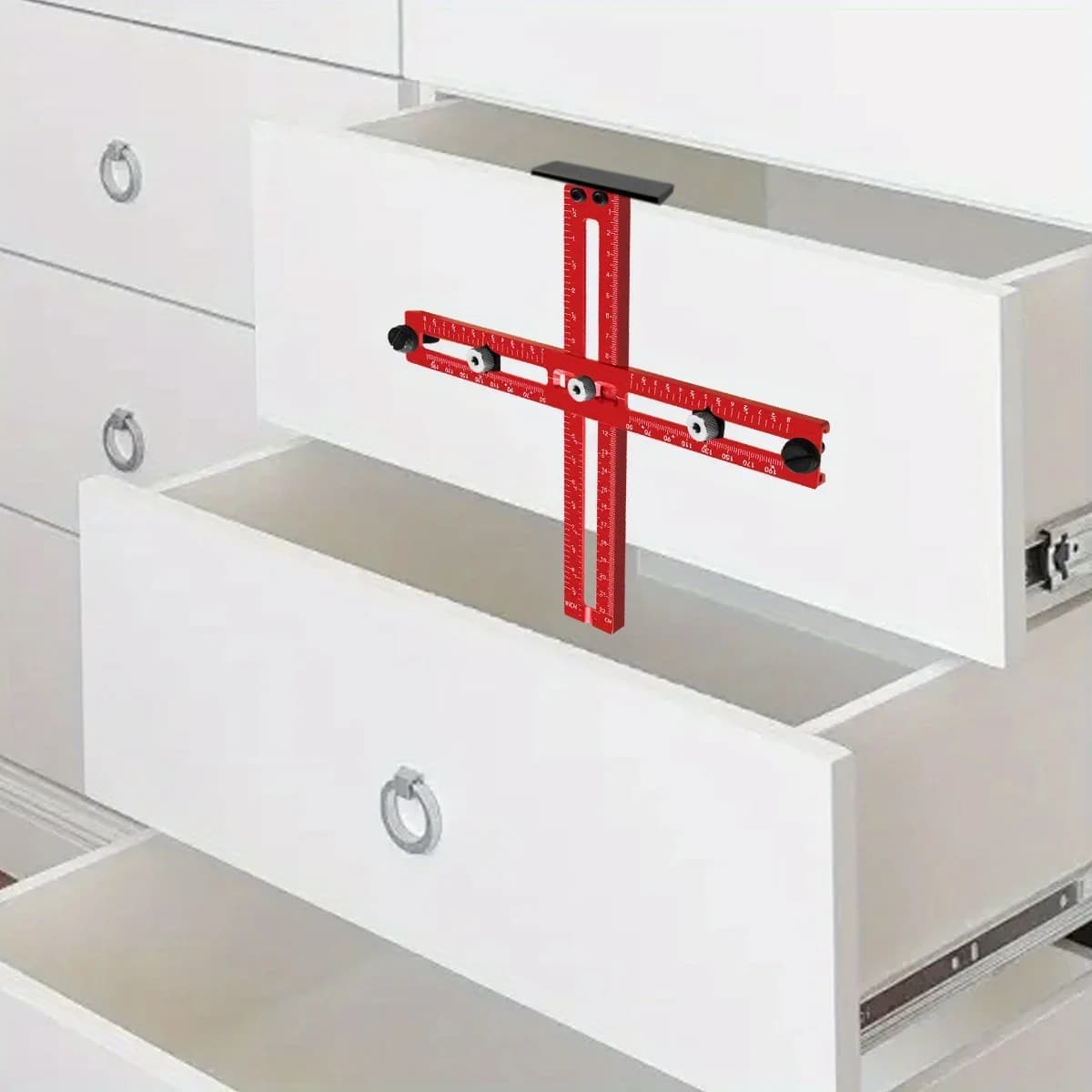 Nastavitelná šablona pro vrtání úchytů a knoflíků na nábytek