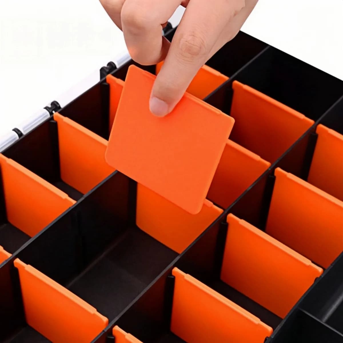 Úložný box na drobný hardware s odnímatelnými přepážkami a víkem na pantech