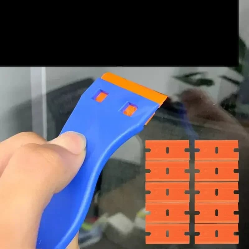 Plastový škrabák s čepelkami na sklo