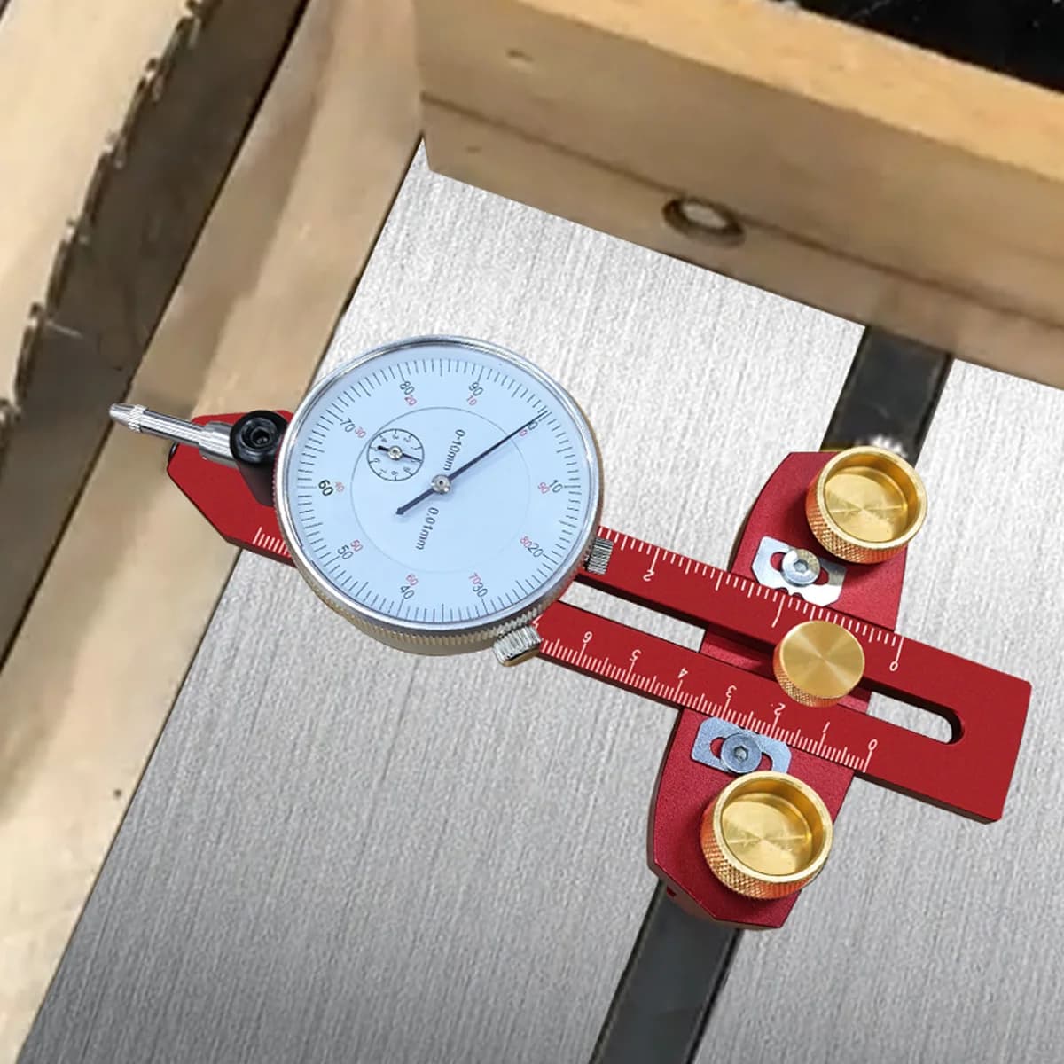 Přípravek pro seřízení stolní pily s ukazatelem (dial indicator)